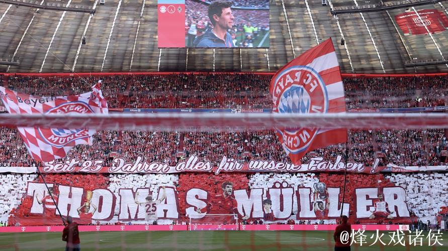 穆勒与埃贝尔看台同庆卡尔，身份暗示升级？